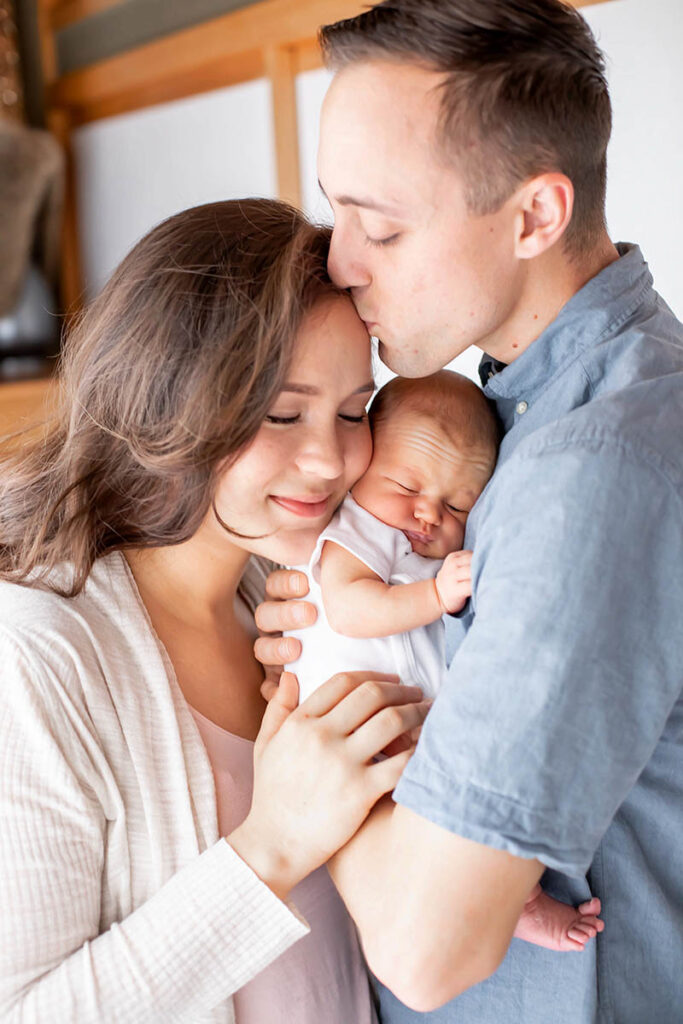 lifestyle newborn pictures erica hurlburt 3 - lifestyle newborn pictures